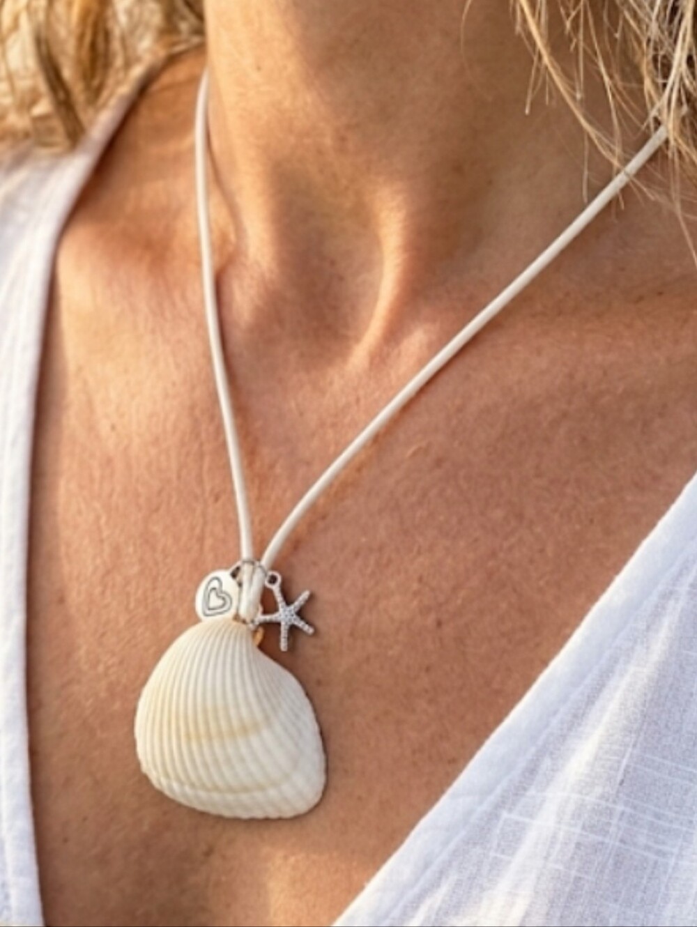 Natural SeaShell Pendant Necklace with Starfish Charm - Beach Boho Necklace